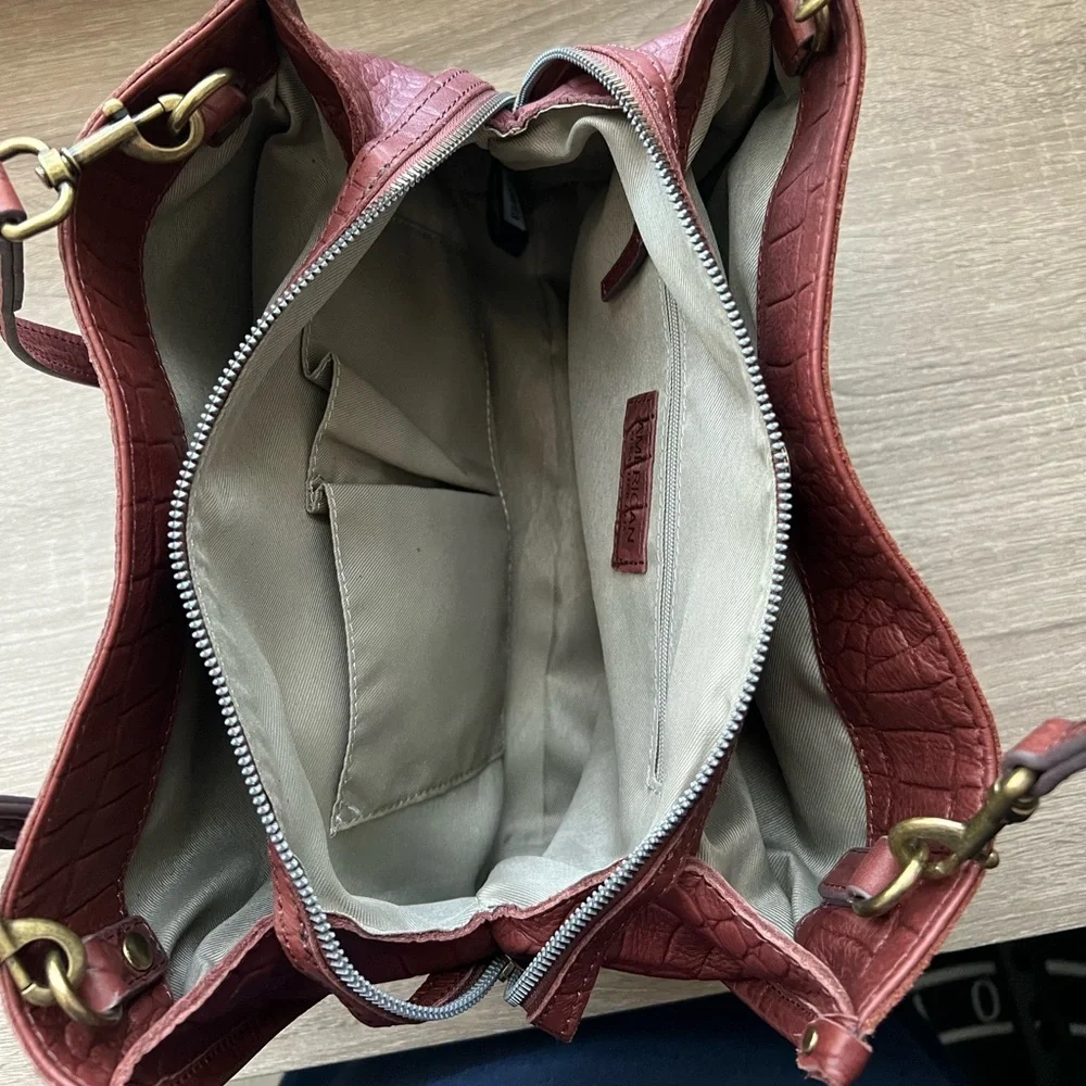 AMERICAN LEATHER CO. Lenox Brown triple entry leather Crocodile-Embossed bag - Picture 12 of 16